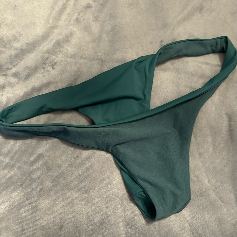 Bikini - Picture 2 of 7